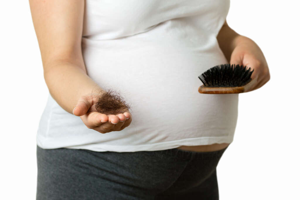 Entenda as principais causas da queda de cabelo na gravidez
