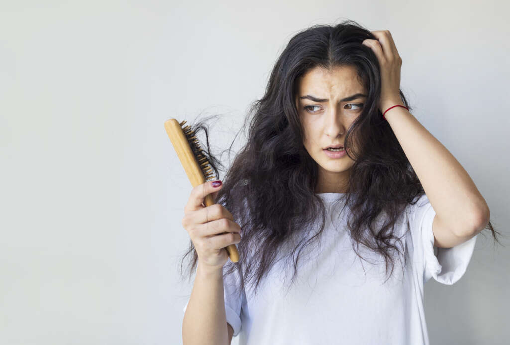 O estresse causa queda de cabelo? Entenda e saiba como prevenir