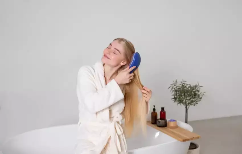 mulher com foto media escovando o cabelo