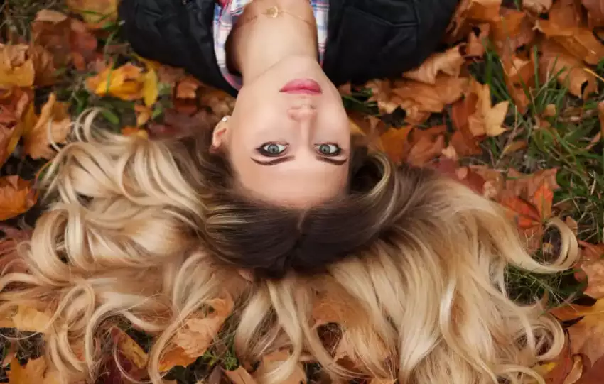 retrato-de-mulher-loira-deitada-no-chao-com-o-cabelo-por-cima-das-folhas-de-outono