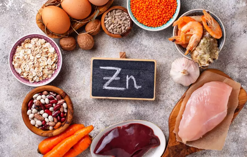 Uma mesa posta com vários alimentos que ajudam a melhorar o zinco no corpo pois contém essa substancia.