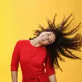 Como tirar a oleosidade do cabelo? 5 passos simples para fios com movimento